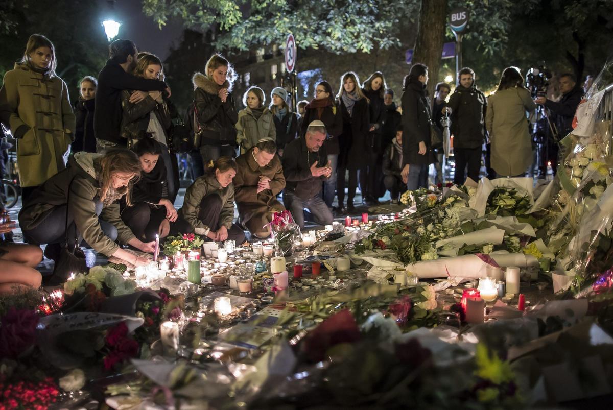 Attentati Parigi, 129 morti, 352 feriti. «Ritrovata auto con armi»