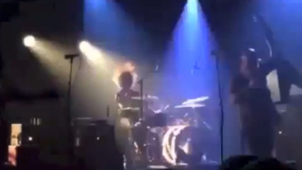 Attentati Parigi, Bataclan: spari al concerto. La  band in fuga