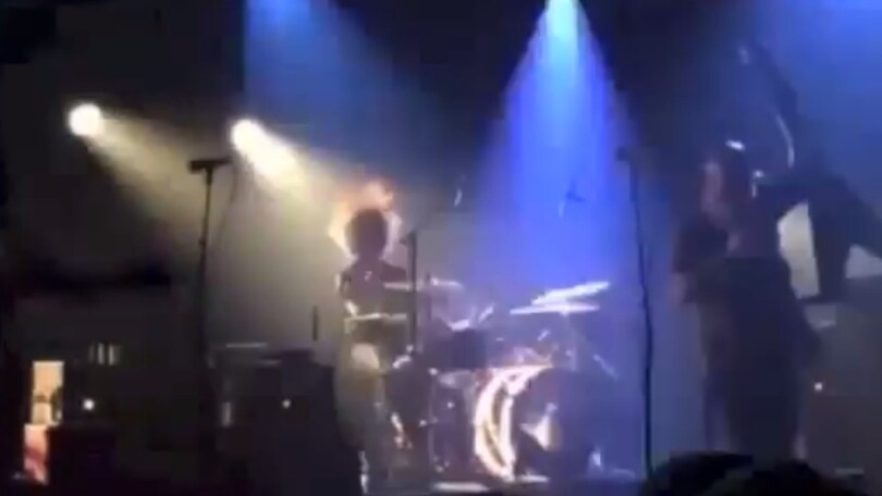 Attentati Parigi, Bataclan: spari al concerto. La  band in fuga