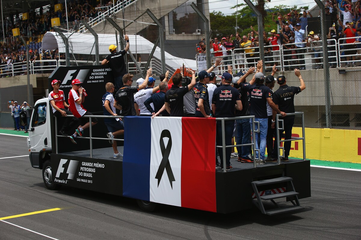 Parigi, la formula 1 ricorda le vittime degli attentati