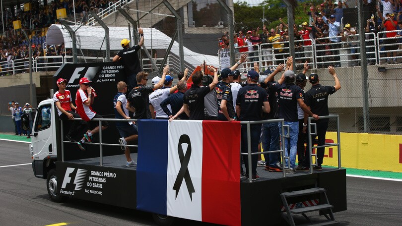 Parigi, la formula 1 ricorda le vittime degli attentati
