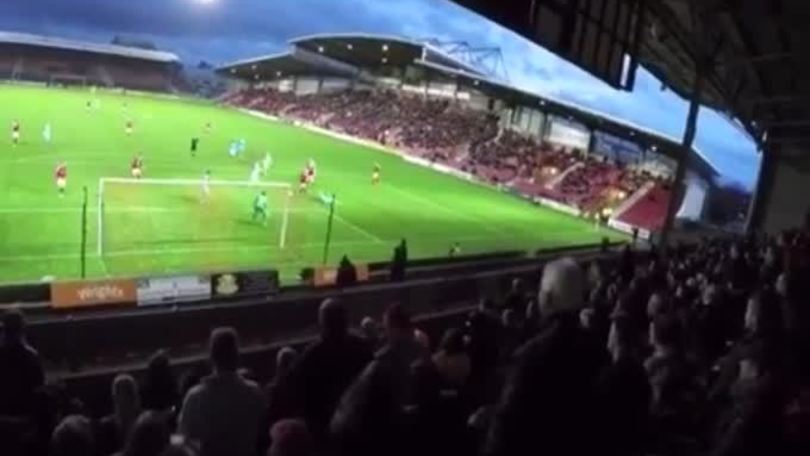 Tifoso in curva fa la telecronaca del gol