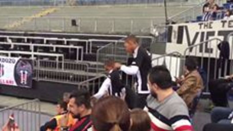 Balletto da non perdere sulla tribuna del Besiktas