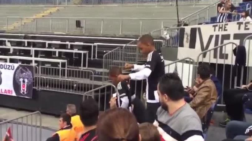 Balletto da non perdere sulla tribuna del Besiktas