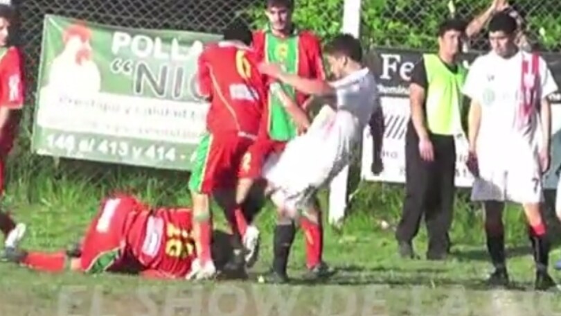 Argentina, calcio in testa all'avversario a terra