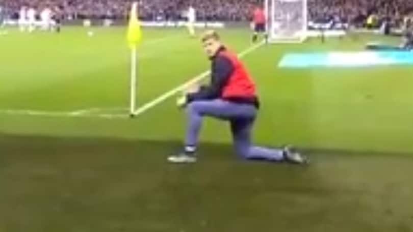 Il tifoso al calciatore: «Ti sposti che non vedo il rigore?»