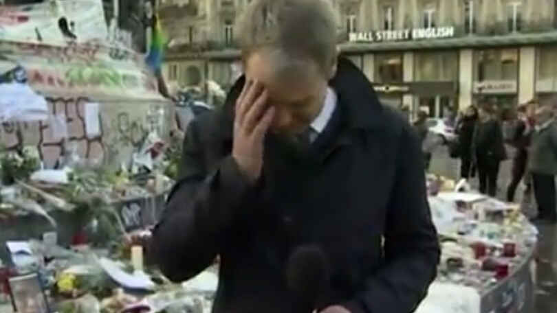 Parigi, il giornalista si commuove in diretta tv