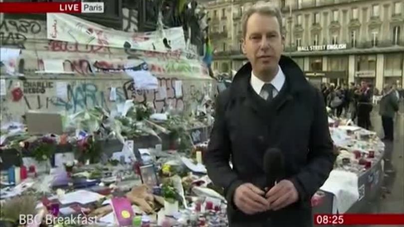 Parigi, il giornalista si commuove in diretta tv