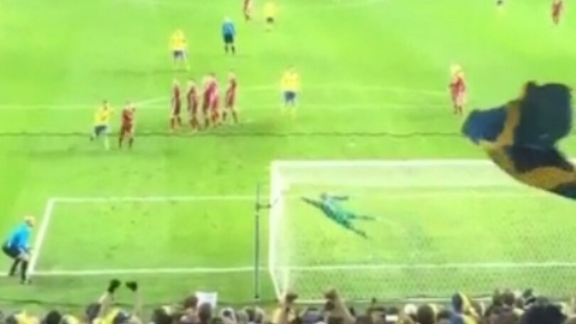 La punizione di Ibrahimovic ripresa dai tifosi svedesi
