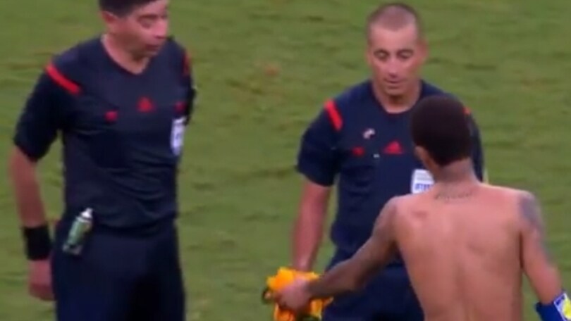 Arbitro rifiuta la maglia di Neymar