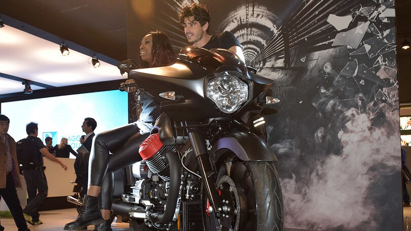 Eicma 2015, Moto Guzzi MGX-21, è atterrato il bombardiere