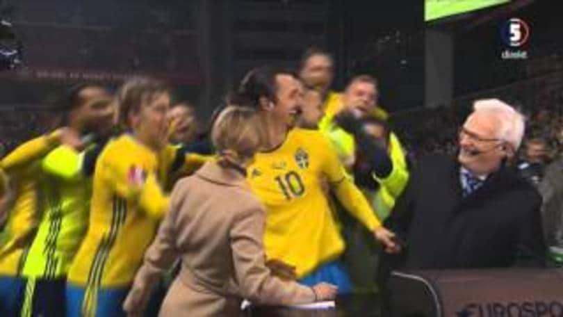 Ibrahimovic travolto dai compagni in diretta tv