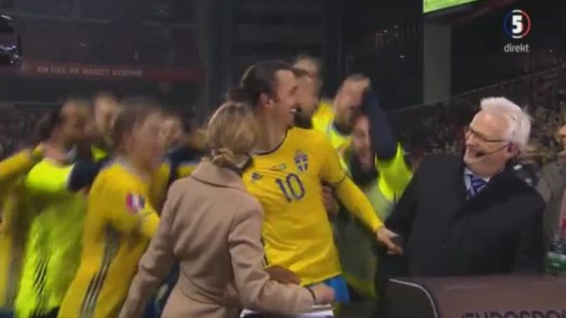 Ibrahimovic travolto dai compagni in diretta tv