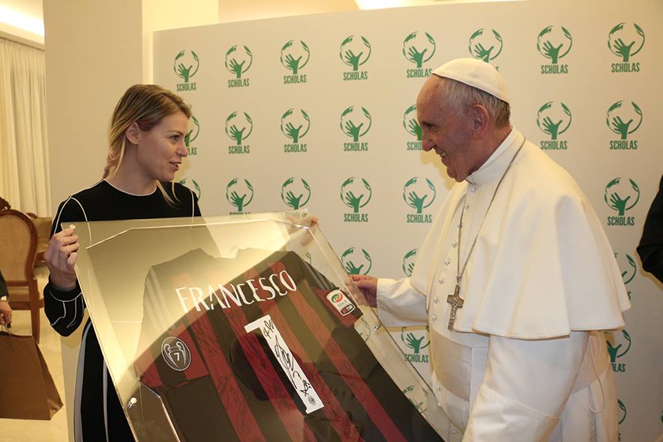 Milan, Barbara Berlusconi regala la maglia rossonera al Papa