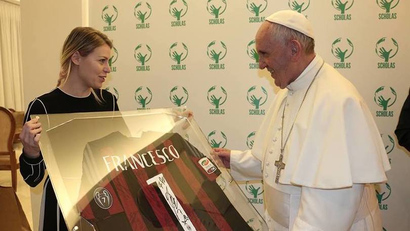 Milan, Barbara Berlusconi regala la maglia rossonera al Papa
