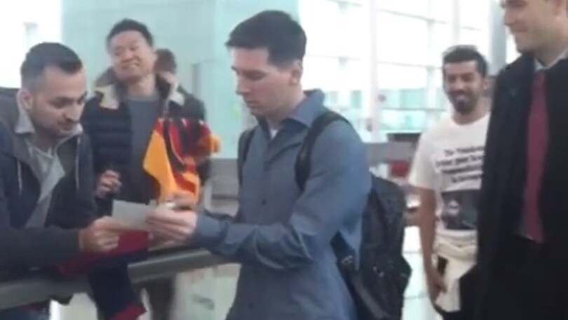 Messi firma autografi, ecco il Barcellona