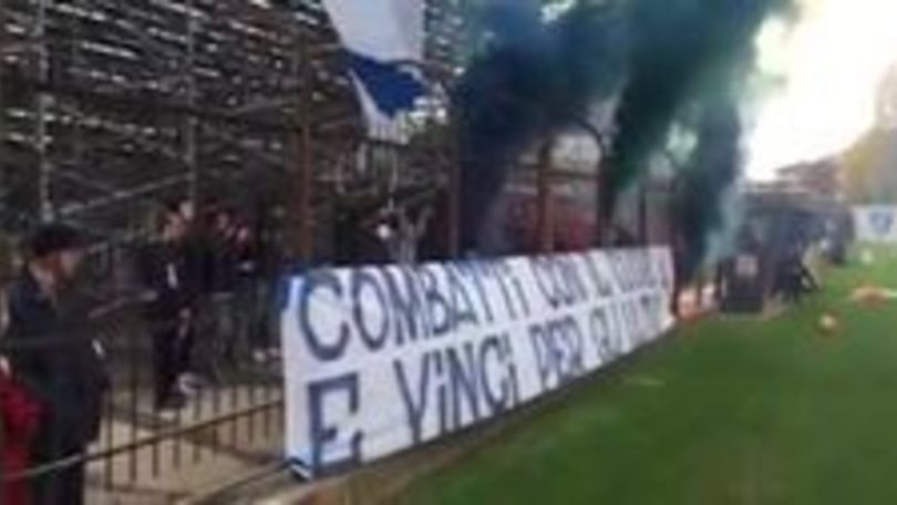 La carica dei tifosi dell'Empoli prima del derby