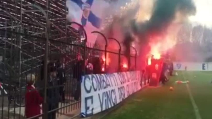 La carica dei tifosi dell'Empoli prima del derby
