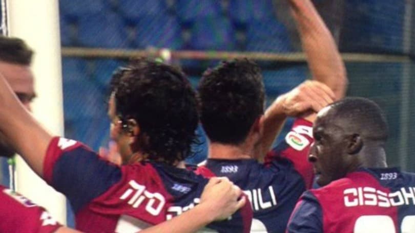 Genoa-Sassuolo, Dzemaili fa il gesto dell'ombrello ai tifosi