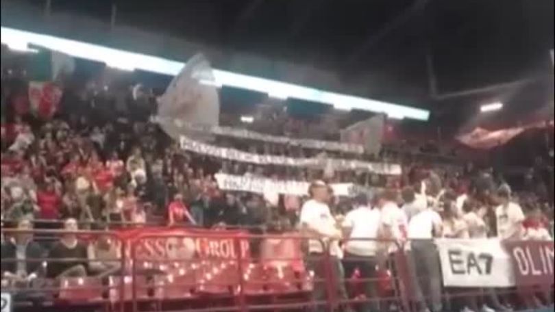 Basket: la contestazione dei tifosi dell'Armani