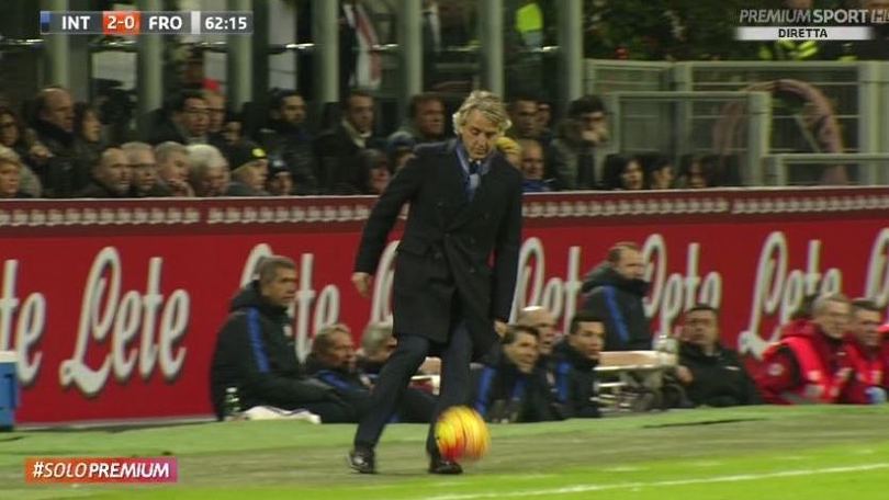 Inter, incidente per Mancini: finisce a gambe all'aria