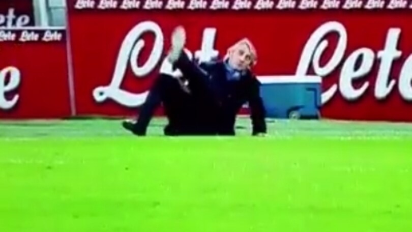 Stop sbagliato e Mancini scivola a terra