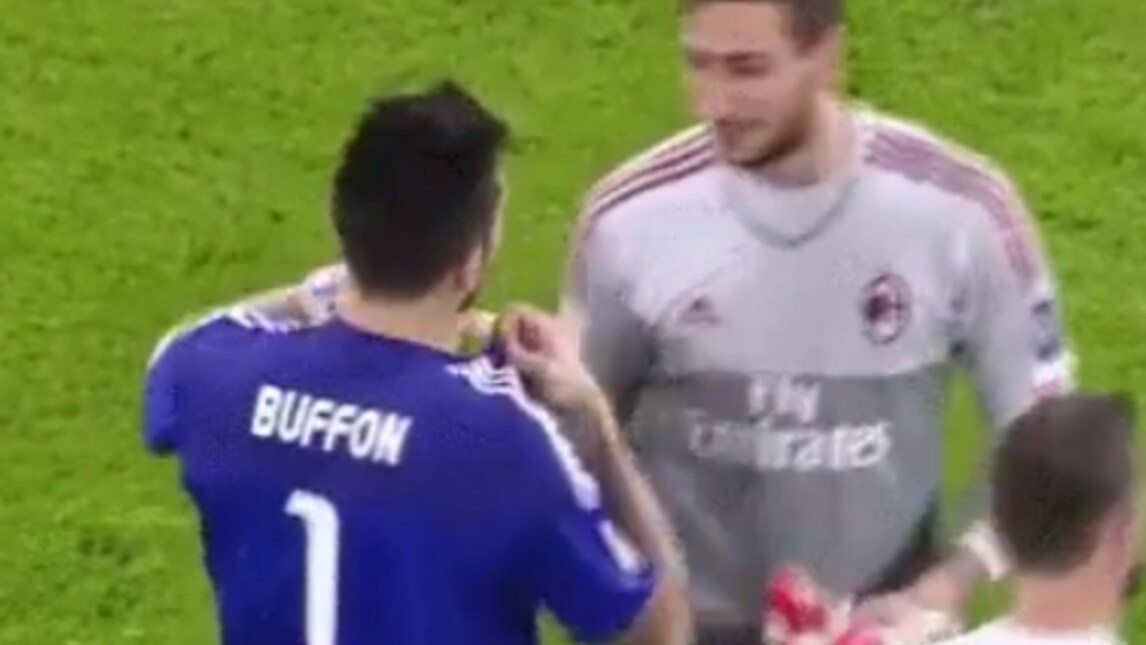 Buffon scambia la maglia con Donnarumma