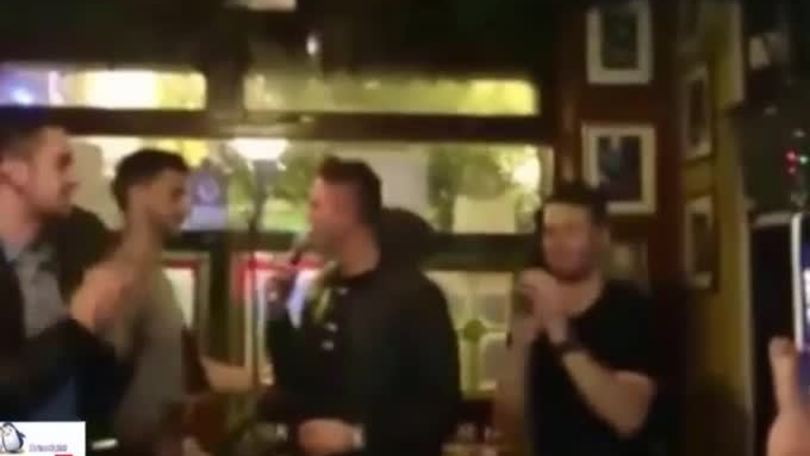 I giocatori dell'Irlanda cantano in un pub