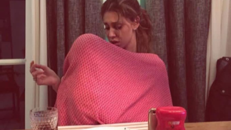 Belen fuma davanti al figlio, il web insorge