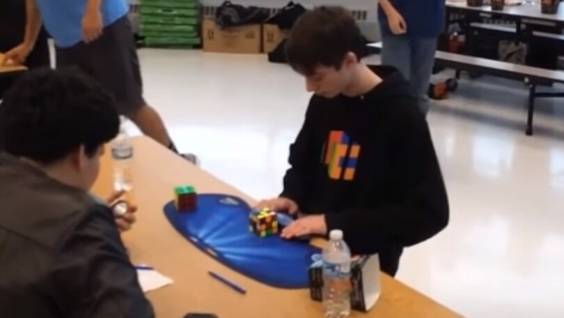 Cubo Rubik, 14enne batte nuovo record del mondo