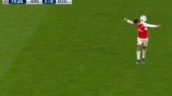 Arsenal, lo stop di "collo" di Sanchez è virale