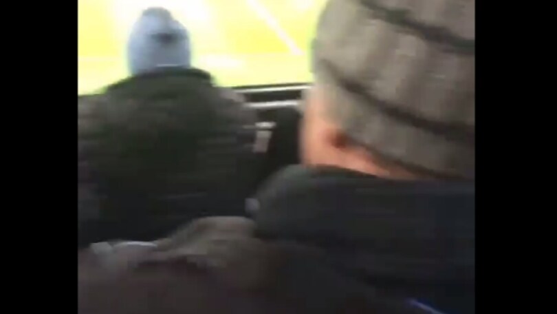 Tifoso del Liverpool "infiltrato" nella curva del City