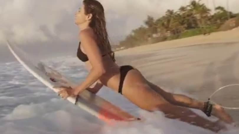 È sempre estate per la surfer Anastasia