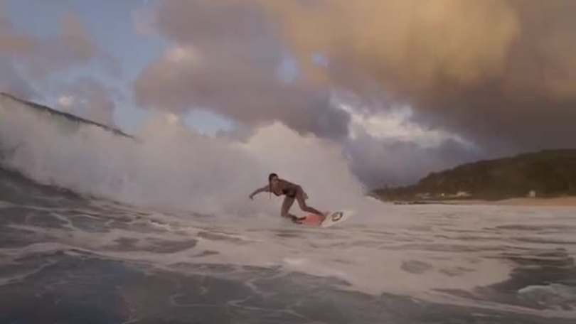 È sempre estate per la surfer Anastasia