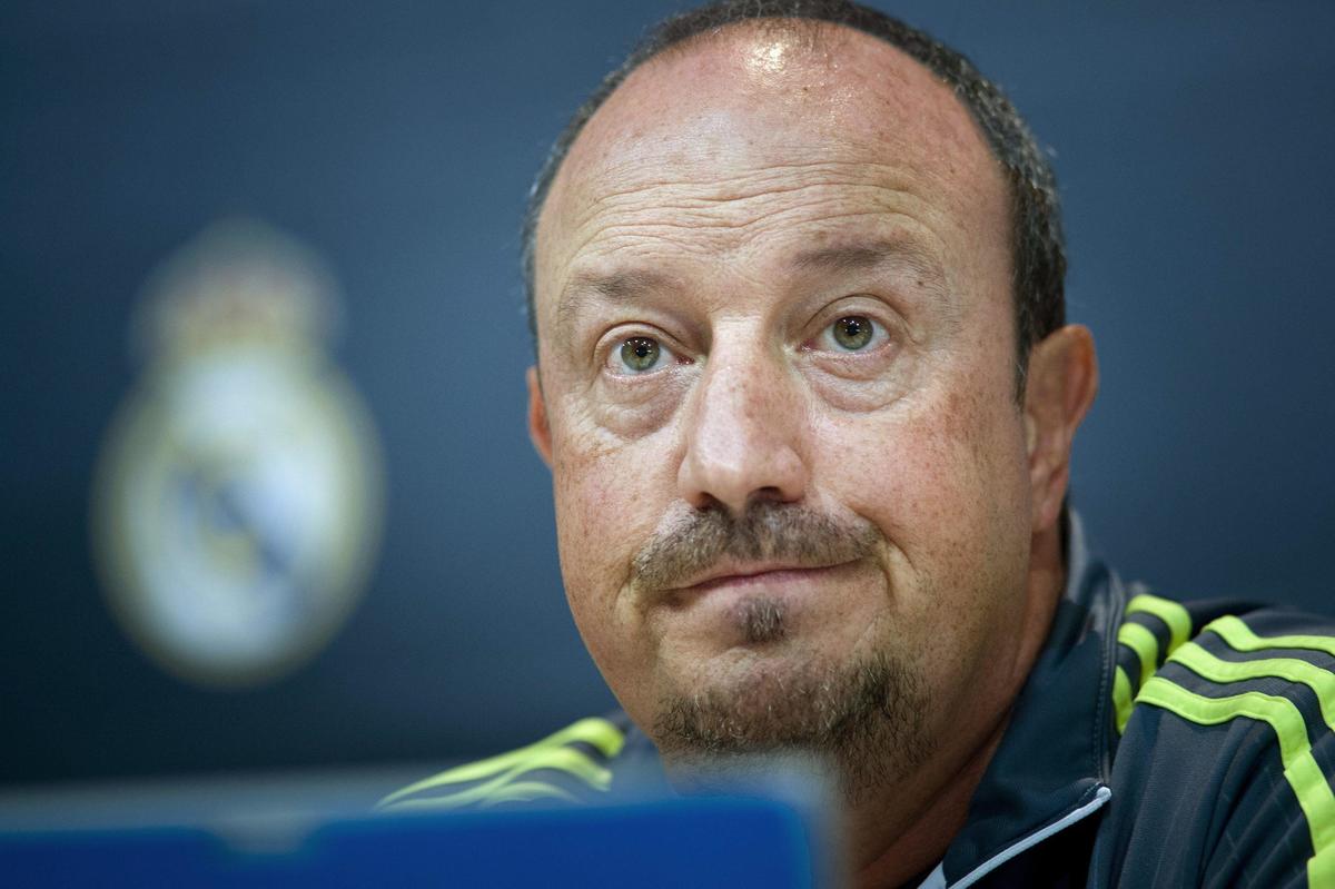Benitez nella bufera, i tifosi dell'Atletico lo prendono in giro: «Non mollare!»