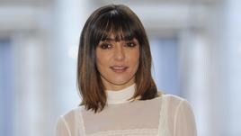 Ragazza con minigonna troppo corta 5