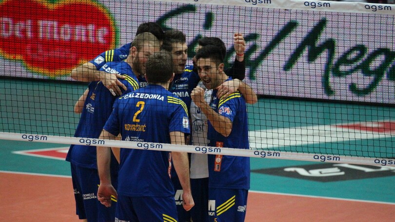 Verona vince il derby e chiude la 7. giornata. 3-0 al Padova