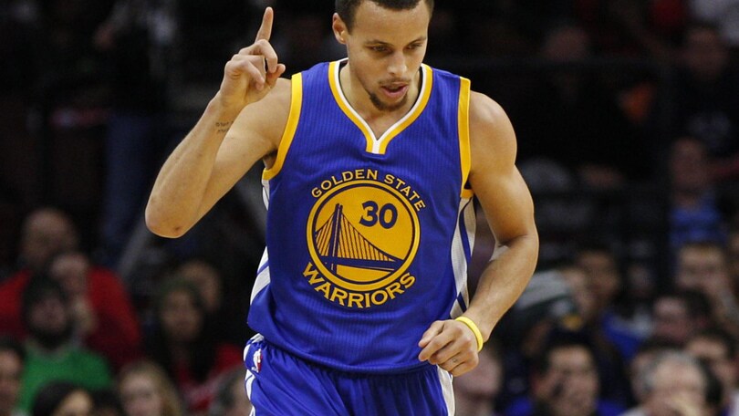 Curry stende anche i Suns, Warriors inarrestabili