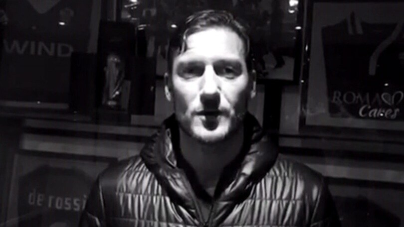 «Je suis Paris». Anche Totti rende omaggio alle vittime degli attentati