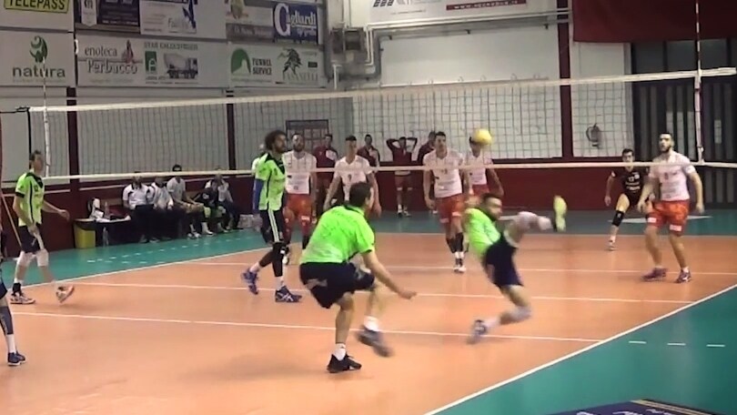 E' calcio-volley. Punto pazzesco in rovesciata