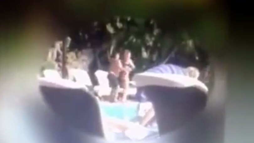 Ballo troppo sexy e musica alta: Maradona cacciato dall'hotel