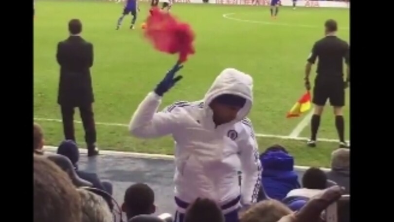Diego Costa lancia la pettorina verso Mourinho