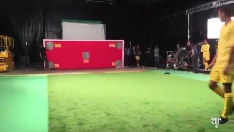 Neymar sembra Robocop: precisione assoluta