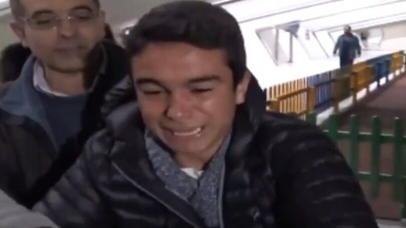 Giovane tifoso in lacrime per il suo idolo: quale?