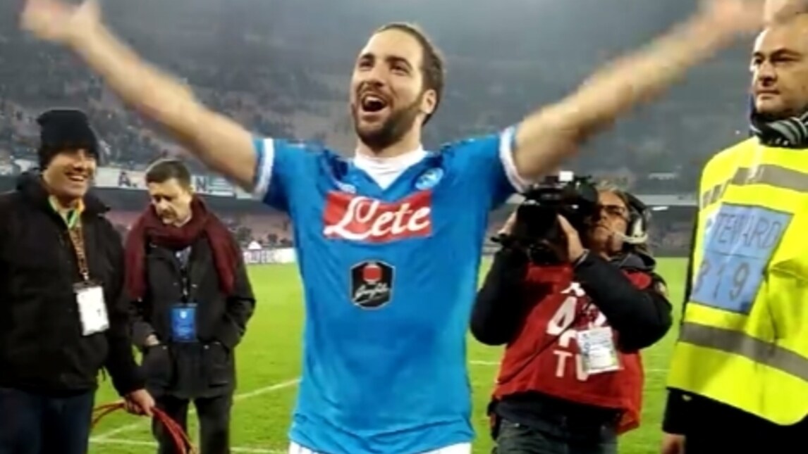 Napoli, Higuain show: canta sotto la curva