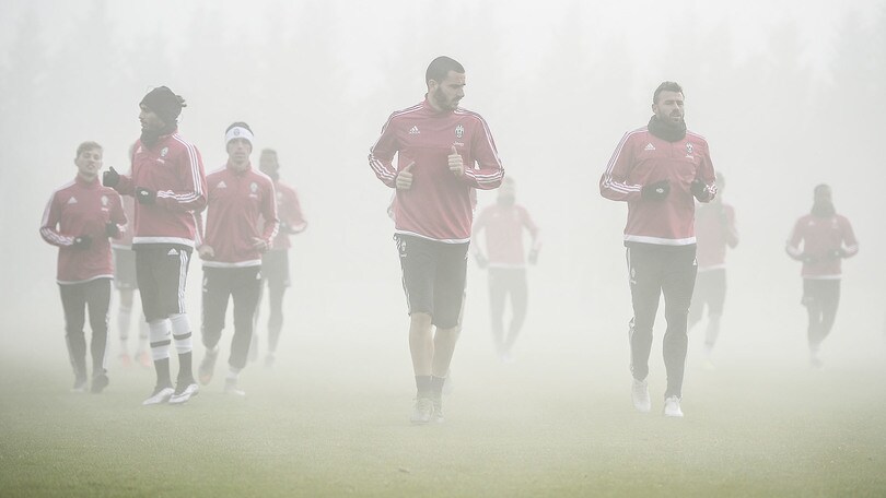 Juventus, al lavoro circondati dalla nebbia