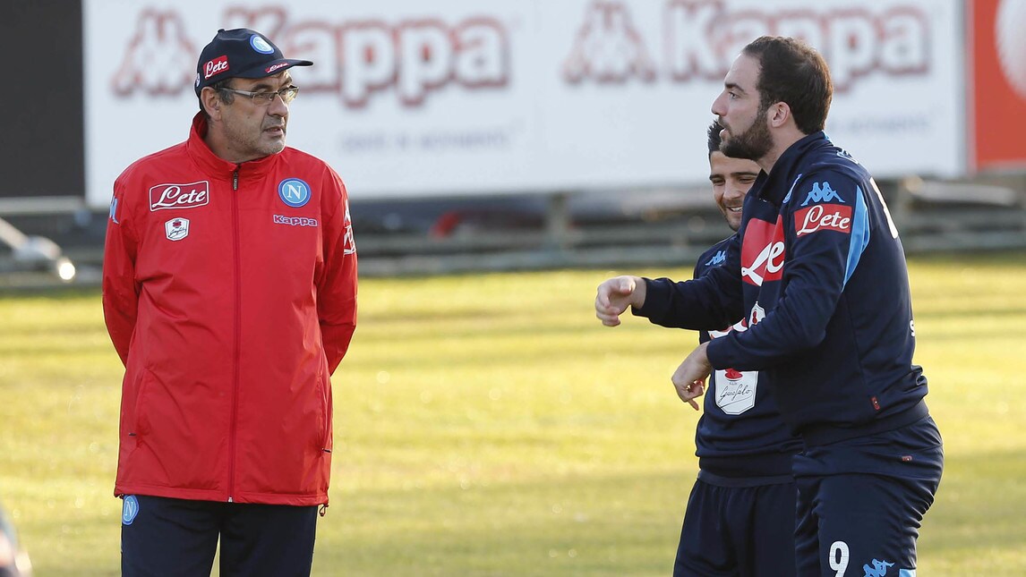 Napoli, Higuain e Insigne scherzano con Sarri