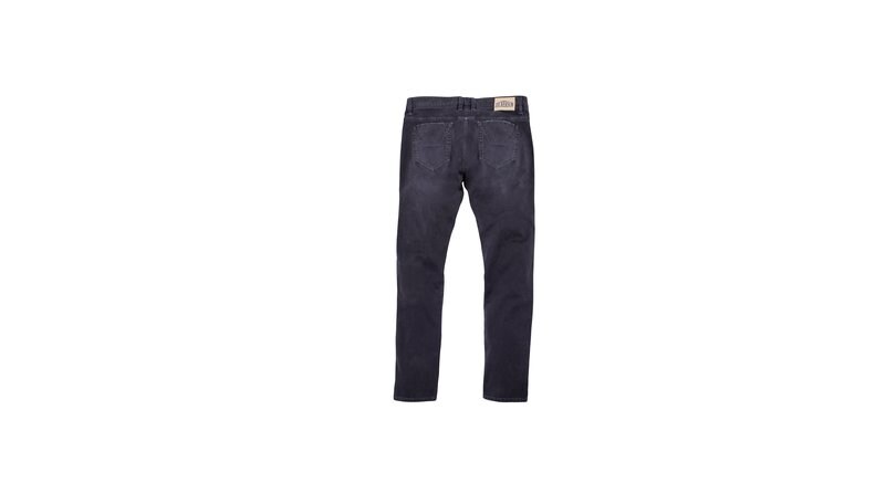 Jeckerson riedita il suo storico pantalone con la toppa
