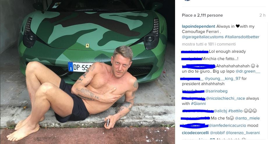 Lapo Elkann "in mutande" tra le sue Ferrari