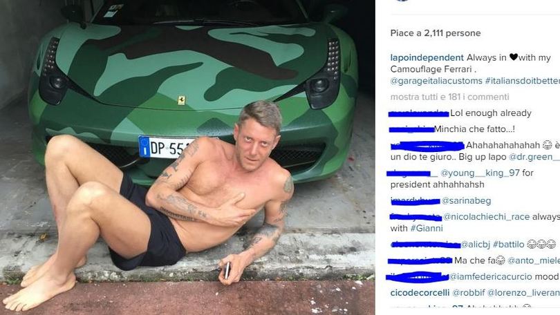 Lapo Elkann "in mutande" tra le sue Ferrari